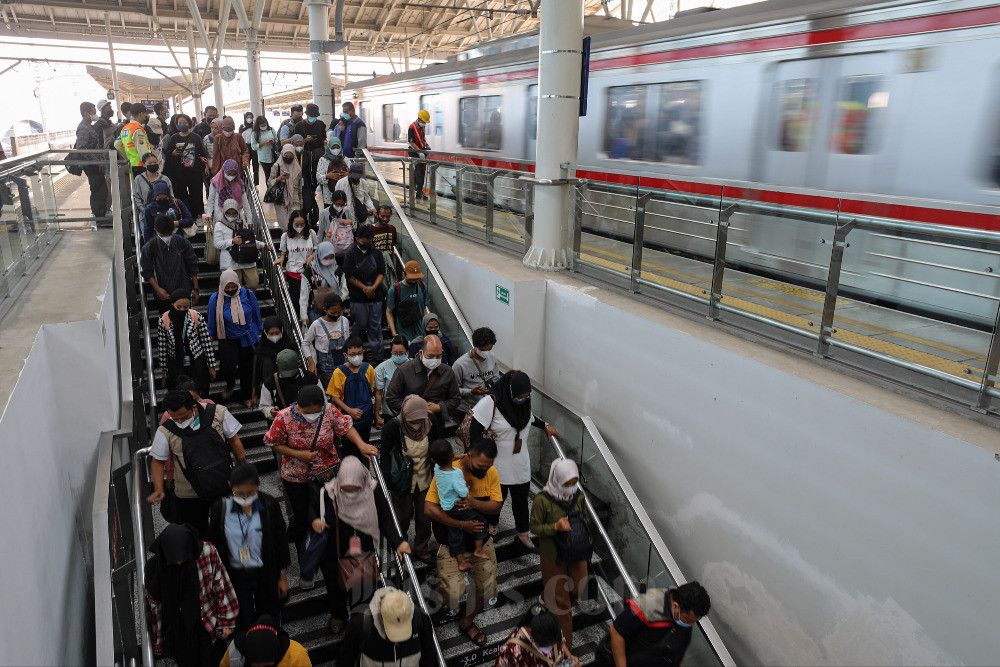 Penumpang KRL berada di Stasiun Manggarai, Jakarta, Senin (5/6/2023). KAI Commuter mencatat selama tiga hari pemberlakuan Grafik Perjalanan Kereta Api (Gapeka) 2023, yakni 1 â 3 Juni 2023, volume pengguna Commuter Line Jabodetabek mencapai 1.863.507 orang atau rata-rata 621.169 orang per hari. Bisnis/Arief Hermawan P