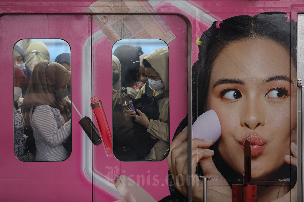 Penumpang KRL berada di Stasiun Manggarai, Jakarta, Senin (5/6/2023). KAI Commuter mencatat selama tiga hari pemberlakuan Grafik Perjalanan Kereta Api (Gapeka) 2023, yakni 1 â 3 Juni 2023, volume pengguna Commuter Line Jabodetabek mencapai 1.863.507 orang atau rata-rata 621.169 orang per hari. Bisnis/Arief Hermawan P