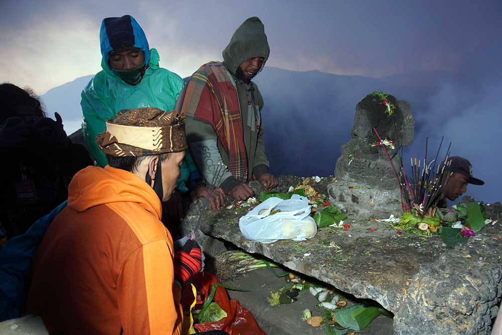 Masyarakat suku Tengger berdoa di dekat arca Ganesha saat upacara Yadnya Kasada di Gunung Bromo, Probolinggo, Jawa Timur, Senin (5/6/2023). Perayaan Yadnya Kasada merupakan upacara adat masyarakat suku Tengger sebagai bentuk ucapan syukur kepada Sang Hyang Widhi dan para leluhur. ANTARA FOTO/Irfan Sumanjaya