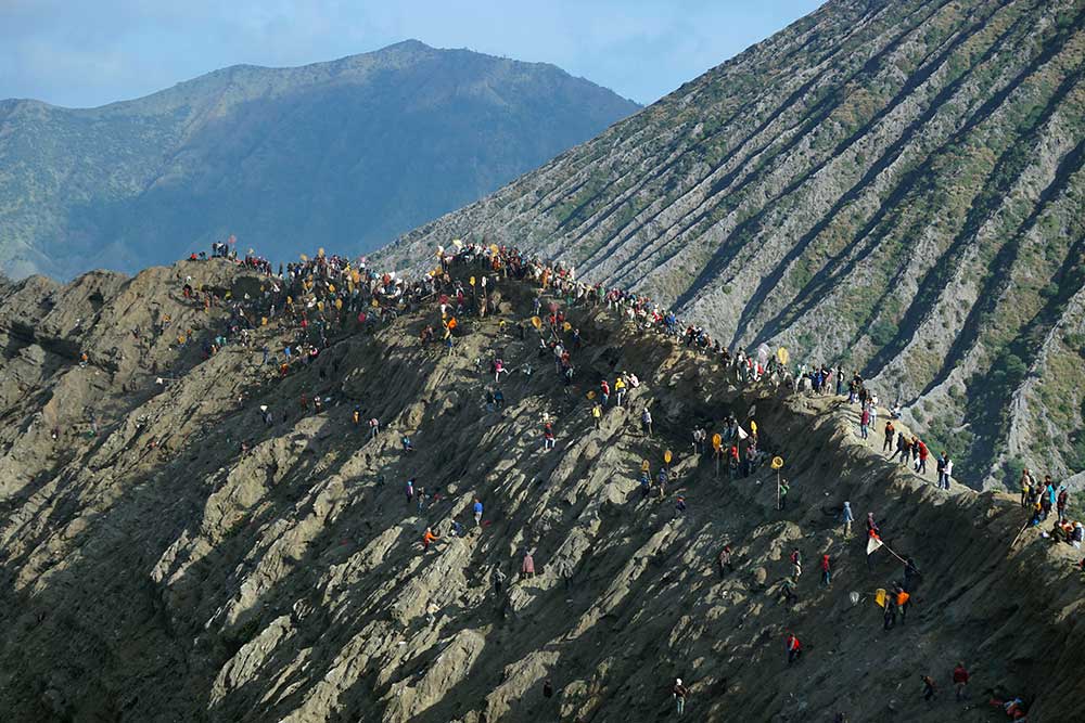 Masyarakat suku Tengger merayakan Yadnya Kasada di Gunung Bromo, Probolinggo, Jawa Timur, Senin (5/6/2023). Perayaan Yadnya Kasada merupakan upacara adat masyarakat suku Tengger sebagai bentuk ucapan syukur kepada Sang Hyang Widhi dan para leluhur. ANTARA FOTO/Irfan Sumanjaya