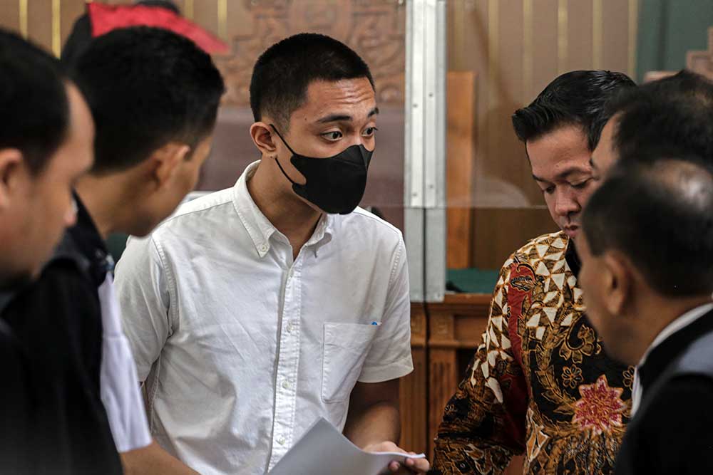 Terdakwa Mario Dandy (tengah) berbicara dengan tim kuasa hukum saat sidang perdana di Pengadilan Negeri Jakarta Selatan, Jakarta, Selasa (6/6/2023). Sidang tersebut beragendakan pembacaan dakwaan atas kasus dugaan penganiayaan terhadap David Ozora. ANTARA FOTO/Fauzan
