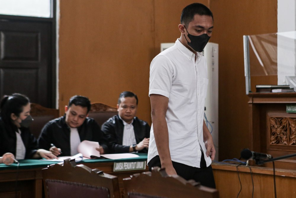 erdakwa Mario Dandy (kanan) memasuki ruang sidang untuk menjalani sidang perdana di Pengadilan Negeri Jakarta Selatan, Jakarta, Selasa (6/6/2023). Sidang tersebut beragendakan pembacaan dakwaan atas kasus dugaan penganiayaan terhadap David Ozora. ANTARA FOTO/Fauzan