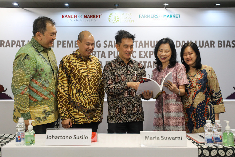 Direktur Utama PT Supra Boga Lestari Tbk. (RANC) Johartono Susilo (tengah), Direktur Hady Purnama (dari kiri), Direktur Harman Siswanto, Direktur Tidak Terafiliasi Maria Suwarni, dan Direktur Tjioe Pit Yin berbincang seusai paparan publik di Jakarta, Selasa (6/6/2023). Bisnis/Arief Hermawan P