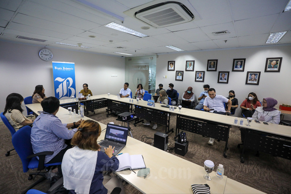 Suasana kunjungan Kawan Lama Group ke redaksi Bisnis Indonesia di Jakarta, Selasa (6/6/2023). Kawan Lama Group menyatakan akan terus berfokus pada pengembangan pilar bisnisnya, serta akan menggenjot inovasi khususnya di bidang teknologi seiring dengan tantangan digital saat ini. Bisnis/Arief Hermawan P
