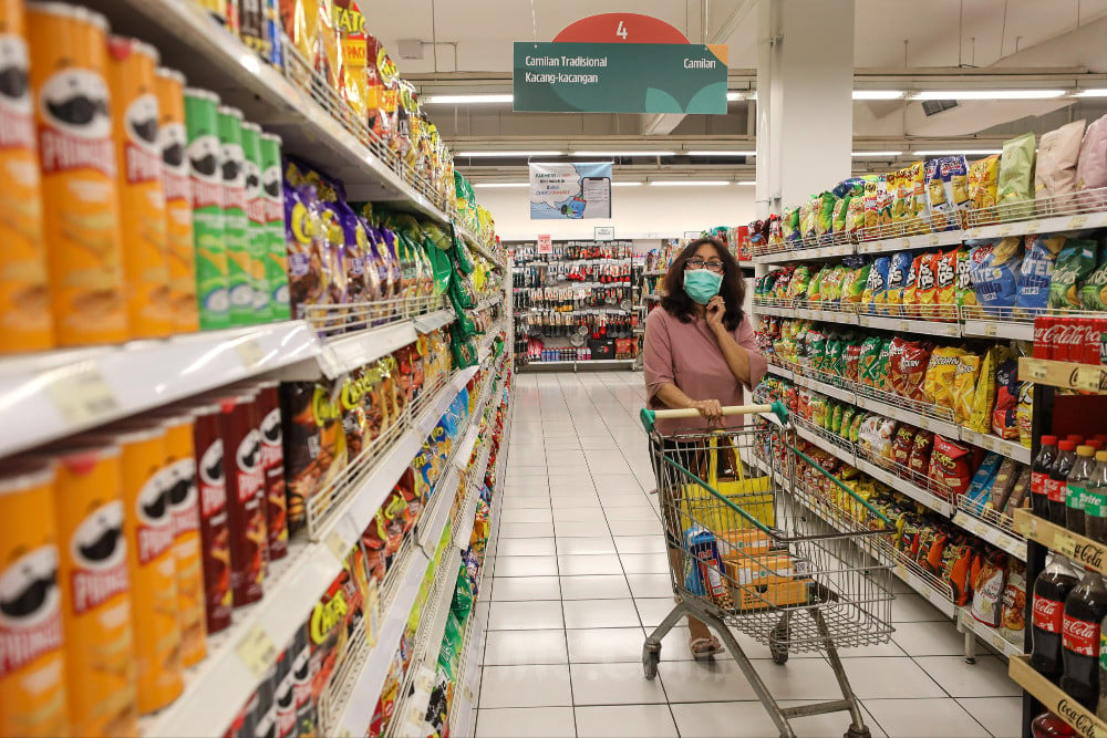 Pengunjung berbelanja di salah satu gerai ritel modern di Jakarta, Selasa (6/6/2023). Badan Pusat Statistik (BPS) mengumumkan Indeks Harga Konsumen (IHK) Mei 2023 mengalami inflasi sebesar 0,09% secara bulanan atau month-to-month (mtm). Bisnis/Arief Hermawan P