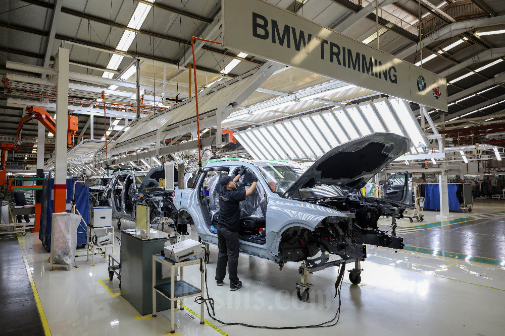 Pekerja menyelesaikan proses perakitan mobil BMW di BMW Production Network 2, PT Gaya Motor, Sunter, Jakarta, Selasa (6/6/2023).Di lokasi ini beragam jenis mobil BMW dirakit seperti BMW Seri 3, Seri 5, BMW X1 dan BMW Seri 7. Bisnis/Eusebio Chrysnamurti
