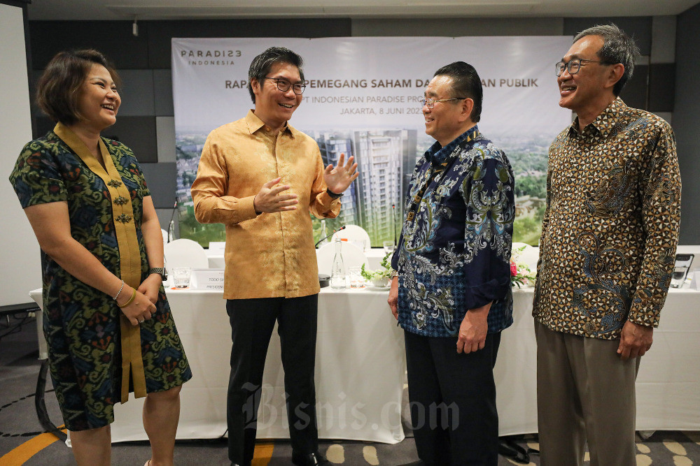 Direktur Utama PT Indonesian Paradise Property Tbk. (INPP) Anthony Prabowo Susilo (kedua kiri), Direktur Surina (kiri), Direktur Djatikesumo Subagio (kedua kanan), dan Direktur Patrick Santosa Rendradjaja berbincang sebelum Paparan Publik di Jakarta, Kamis (8/6/2023). PT Indonesian Paradise Property Tbk. (INPP) mencatatkan pendapatan sebesar sebesar Rp262,7 miliar pada kuartal I/2023, meningkat 96% dari periode yang sama tahun lalu. Divisi komersial menjadi penyumbang penjualan terbesar dengan pendapatan sebesar Rp110,4 miliar. Bisnis/Arief Hermawan P