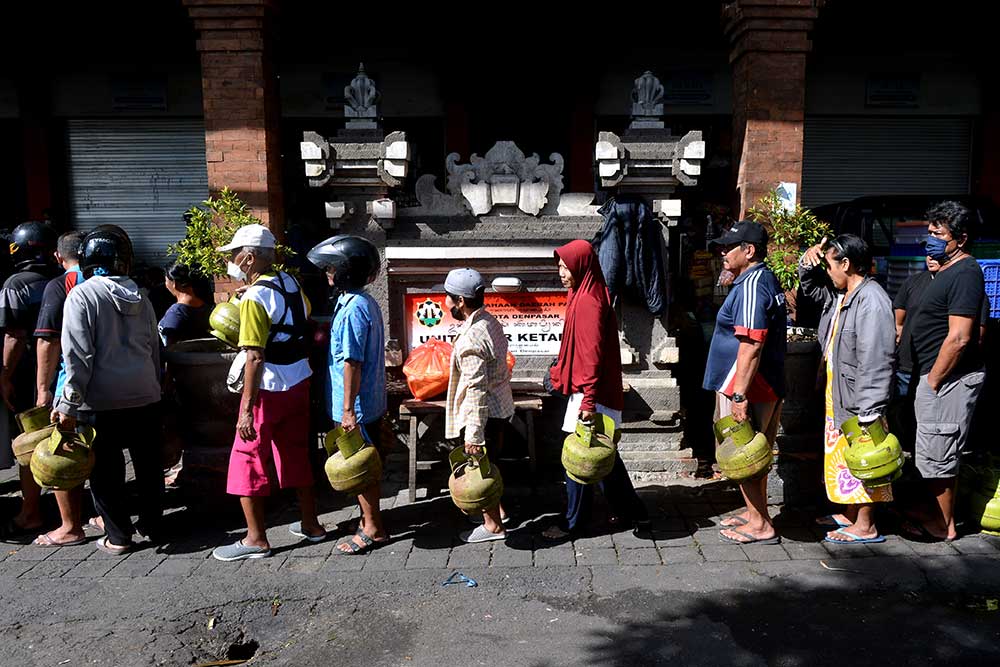 Warga mengantre untuk membeli elpiji ukuran 3 kilogram saat operasi pasar di kawasan Sumerta, Denpasar, Bali, Kamis (8/6/2023). Operasi pasar yang diselenggarakan di sejumlah titik di Kota Denpasar itu dilakukan guna membantu warga dalam memperoleh gas elpiji menyusul adanya keluhan masyarakat terkait terbatasnya stok elpiji 3 kg di tingkat konsumen dalam beberapa hari terakhir di Bali. ANTARA FOTO/Fikri Yusuf