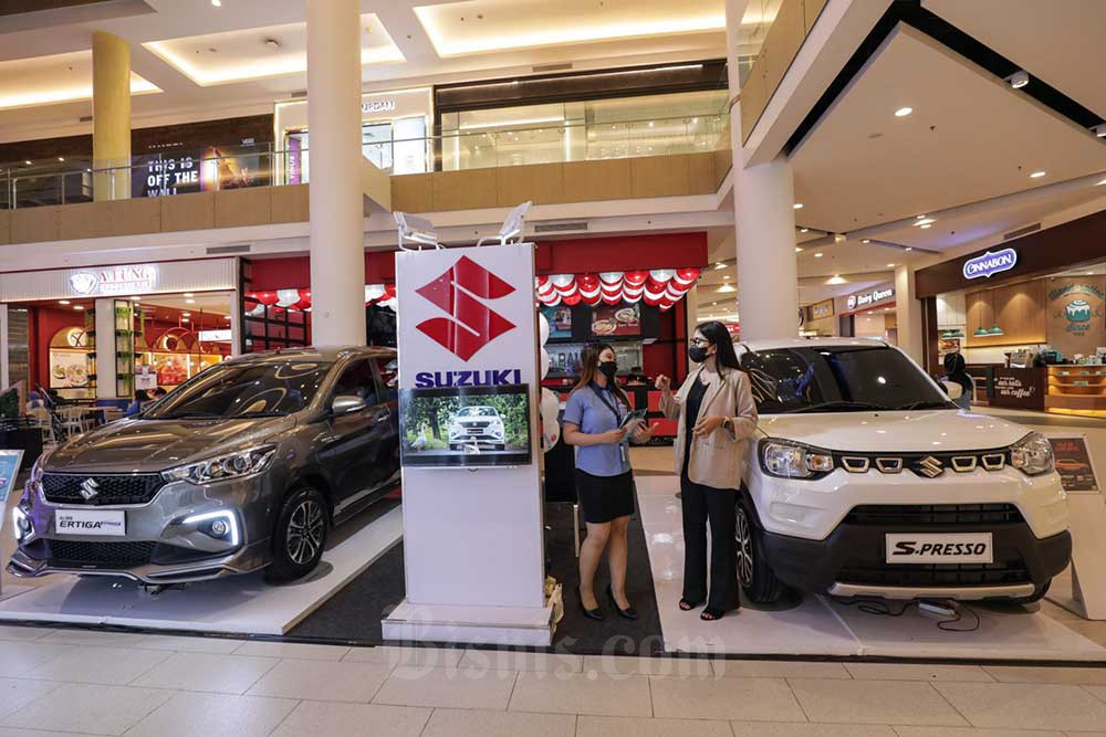 Pengunjung melihat mobil Suzuki saat berlangsungnya pameran otomotif di Gandaria City Mall, Jakarta, Selasa (8/6/2023). Pameran otomotif yang menampilkan unit Suzuki S-Presso MC AGS dan All New Ertiga Smart Hybrid GX MT tersebut berlangsung hingga 11 Juni 2023. Bisnis/Fanny Kusumawardhani
