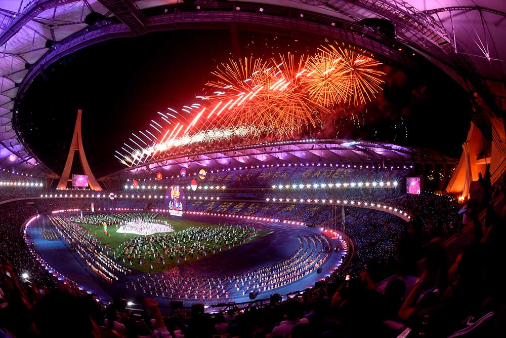 Suasana pesta kembang api saat penutupan ASEAN Para Games 2023 di Stadion Morodok Techo National Stadium, Phnom Penh, Kamboja, Jumat (9/6/2023). ASEAN Para Games 2023 Kamboja resmi berakhir dan selanjutnya Thailand menjadi tuan rumah ke-13 pada 2026 dengan pelaksanaannya di kota Nakhon Ratchasima.  ANTARA FOTO/Zabur Karuru