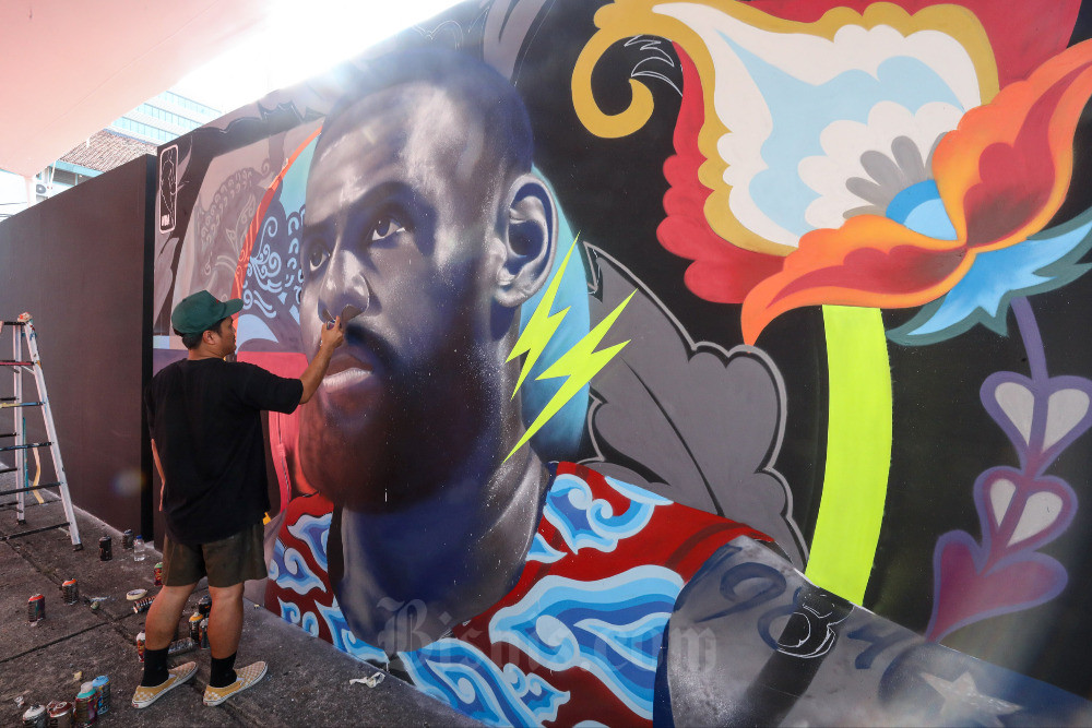 Graffiti Atist Bernhard Suryaningrat menyelesaikan sebuah mural bertema pemain NBA pada acara NBA Finals Fest di M Bloc Space, Jakarta, Jumat (9/6/2023). NBA Finals Fest digelar di Jakarta dengan menyajikan beragam pameran budaya pop bagi penggemar NBA di Indonesia seperti pameran seni mural, pertunjukan musik, fasilitas basket 3x3, gelaran fesyen dan nonton bareng final NBA dalam rangka meramaikan gelaran final NBA musim 2022-2023 antara Miami Heat melawan Denver Nuggets. Bisnis/Arief Hermawan P