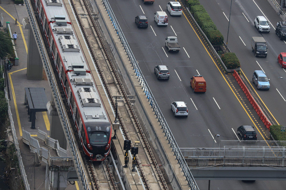 Rangkaian kereta LRT melintas saat tahap uji coba di Jakarta, Jumat (9/6/2023). Kementerian Perhubungan (Kemenhub) memastikan bahwa tiket Light Rail Transit atau LRT Jabodebek akan dijual dengan harga yang terjangkau. Pemerintah berencana memberikan subsidi sebesar 30-40% untuk moda transportasi tersebut. Bisnis/Arief Hermawan P