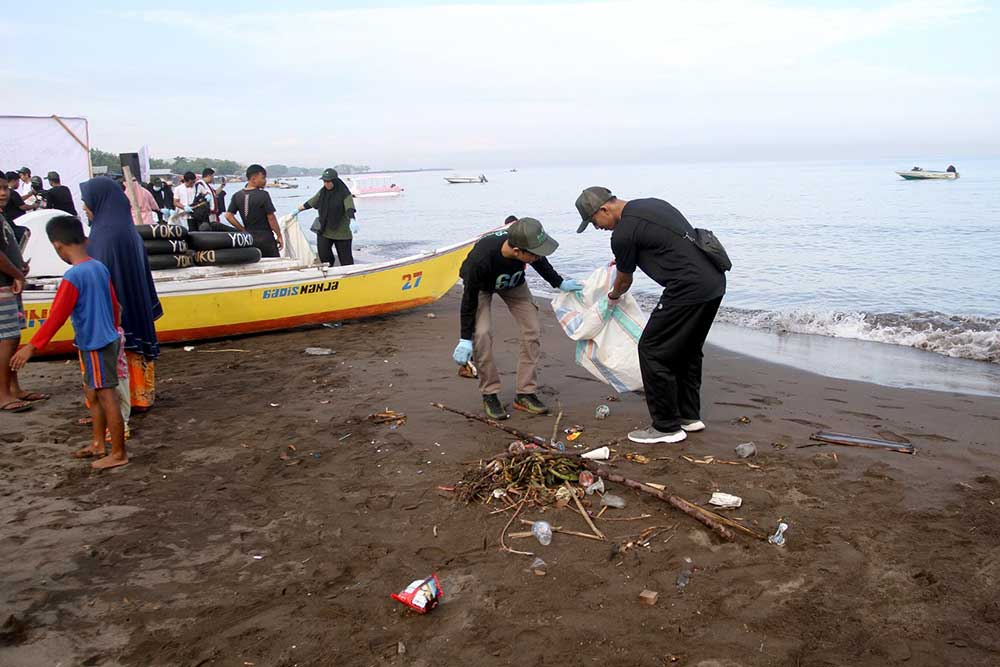 Aksi bersih pantai dari sampah pelastik di Pantai Tanjung Bayang Makassar, Sulawesi Selatan, Sabtu (10/6/2023). Aksi bersih pantai yang diadakan oleh PT PLN (Persero) Regional Makassar dukungan hari lingkungan hidup bersama sejumlah komunitas penggiat lingkungan di Makassar diikuti lebih dari 700 peserta. Bisnis/Paulus Tandi Bone