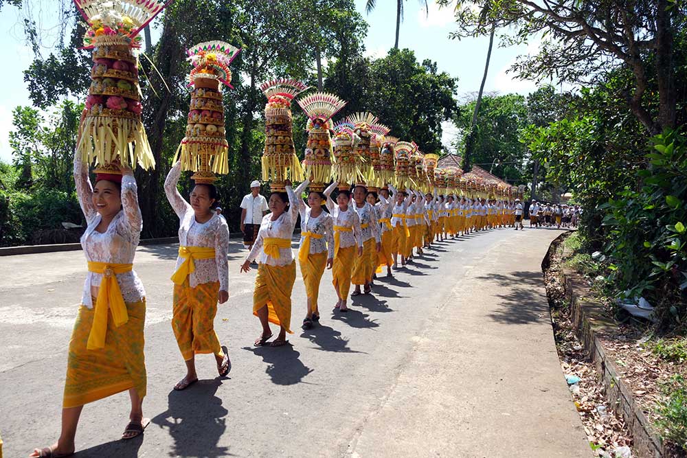 Umat Hindu di Bali Ikuti Tradisi Mapeed di Pura Dalem Kahyangan Kedaton