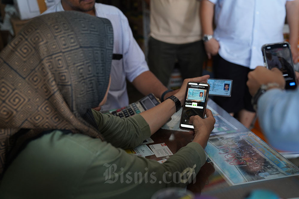 Suasana petani menebus pupuk bersubsidi secara digital lewat sistem i-Pubers (Integrasi Pupuk Bersubsidi) di kios resmi yang ada di Sumatera Utara, Sabtu (16/4/2023). Aplikasi sistem penebusan i-Pubers (integrasi pupuk bersubsidi) ini merupakan sistem integrasi antara aplikasi e-Alokasi milik Kementerian Pertanian dengan aplikasi Rekan milik Pupuk Indonesia yang merupakan tindak lanjut dari instruksi Presiden Joko Widodo mengenai perbaikan tata kelola kebijakan pupuk bersubsidi, khususnya perbaikan data pertanian. Bisnis