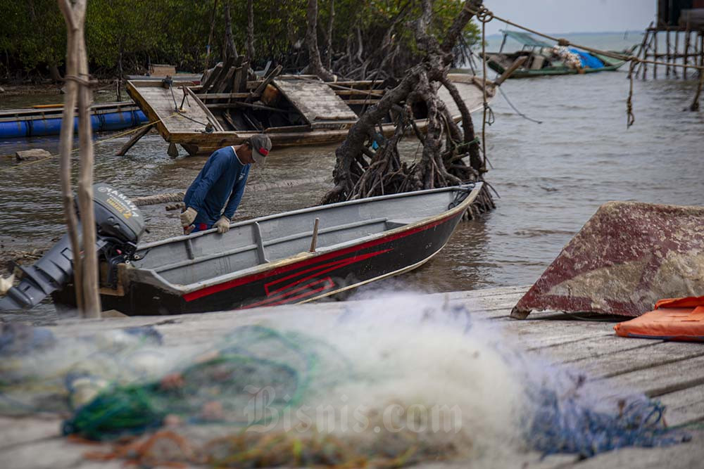 Nelayan mengecek perahu motornya saat tidak melaut di perkampungan nelayan Sembulang, Pulau Rempang, Batam, Kepulauan Riau, Minggu (17/9/2023). Sejak dua pekan terakhir nelayan di pulau tersebut tidak melaut dampak dari rencana relokasi warga untuk proyek strategis nasional (PSN) Rempang Eco-City Pulau Rempang. ANTARA FOTO/Teguh Prihatna