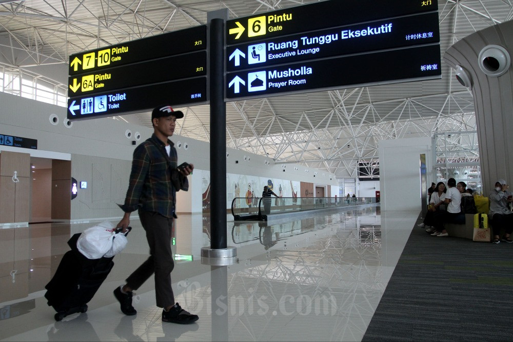 Calon penumpang berada diruang keberangkatan bandara Sultan Hasanuddin Makassar, Sulawesi Selatan, Minggu (17/9/2023). Badan Pusat Statistik (BPS) merilis data bahwa Jumlah penumpang angkutan udara domestik yang berangkat pada Juli 2023 sebanyak 6,0 juta orang atau naik 9,11 persen dibanding kondisi pada Juni 2023. Bisnis/Paulus Tandi Bone