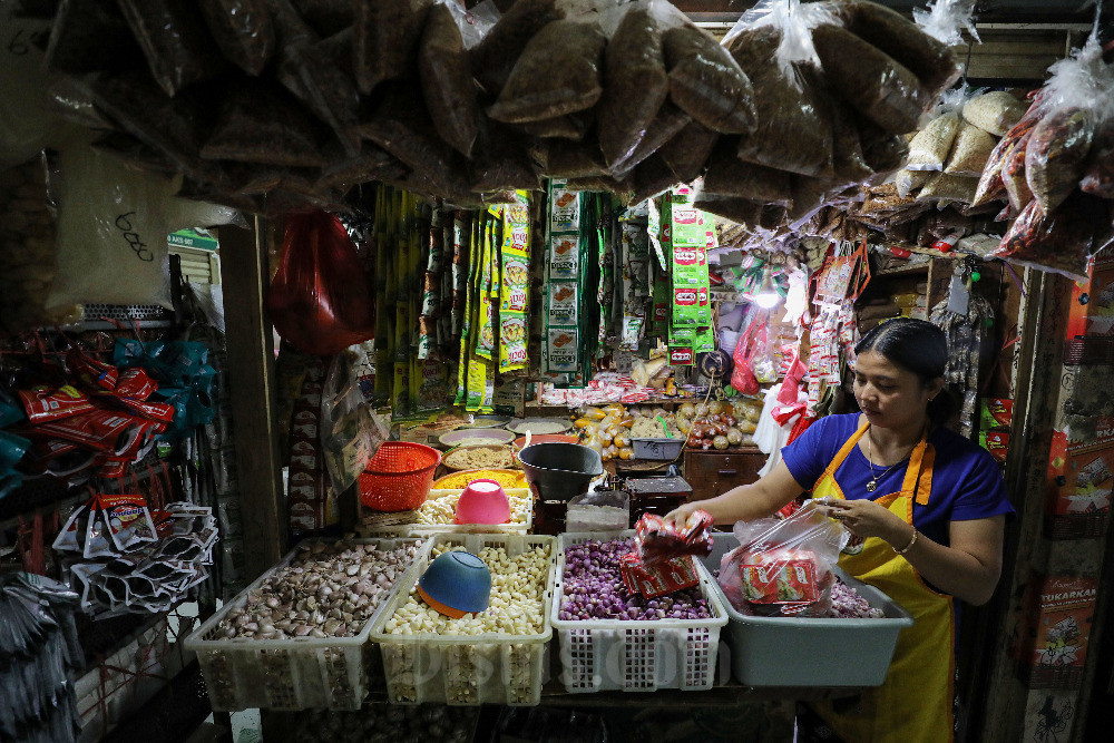 Pedagang menata barang dagangannya di salah satu pasar di Jakarta, Senin (18/2023). Presiden Joko Widodo (Jokowi) optimistis pemerintah dapat menjaga tingkat inflasi Negara di kisaran angka 3 persen hingga akhir tahun 2023. Bisnis/Eusebio Chrysnamurti