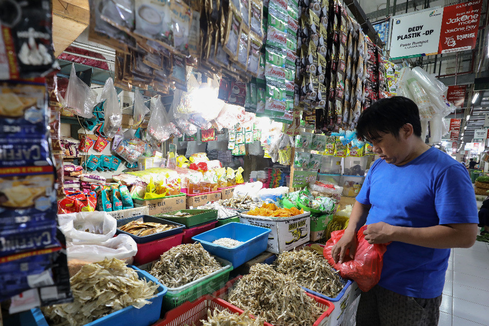 Pedagang menata barang dagangannya di salah satu pasar di Jakarta, Senin (18/2023). Presiden Joko Widodo (Jokowi) optimistis pemerintah dapat menjaga tingkat inflasi Negara di kisaran angka 3 persen hingga akhir tahun 2023. Bisnis/Eusebio Chrysnamurti