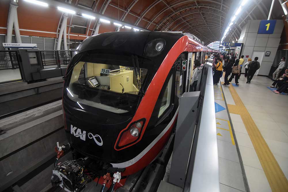 Penumpang menaiki kereta ringan atau Light Rail Transit (LRT) di Stasiun LRT Setiabudi, Jakarta, Senin (18/9/2023). LRT Jabodebek kembali melakukan penambahan jumlah perjalanan dari 158 perjalanan setiap harinya bertambah menjadi 230 perjalanan per hari yang resmi diberlakukan pada Senin (18/9) guna memenuhi peningkatan kebutuhan para pengguna jasa. ANTARA FOTO/Indrianto Eko Suwarso