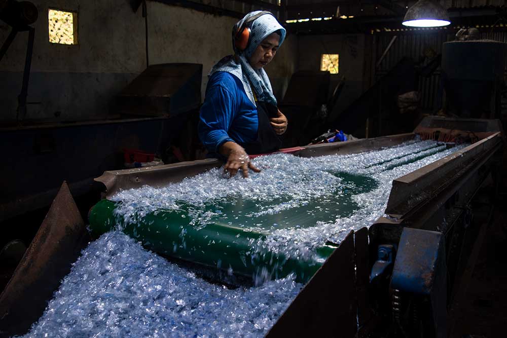 Seorang pekerja memilah plastik cacah di Koperasi Pemulung Berdaya, Setu, Tangerang Selatan, Banten, Senin (18/9/2023).  Koperasi yang mempekerjakan sekitar 50 pemulung tersebut menghasilkan produk plastik cacah dan plastik pres sebagai bahan pelet plastik daur ulang dengan omzet mencapai Rp1,5 miliar per bulan. ANTARA FOTO/Sulthony Hasanuddin