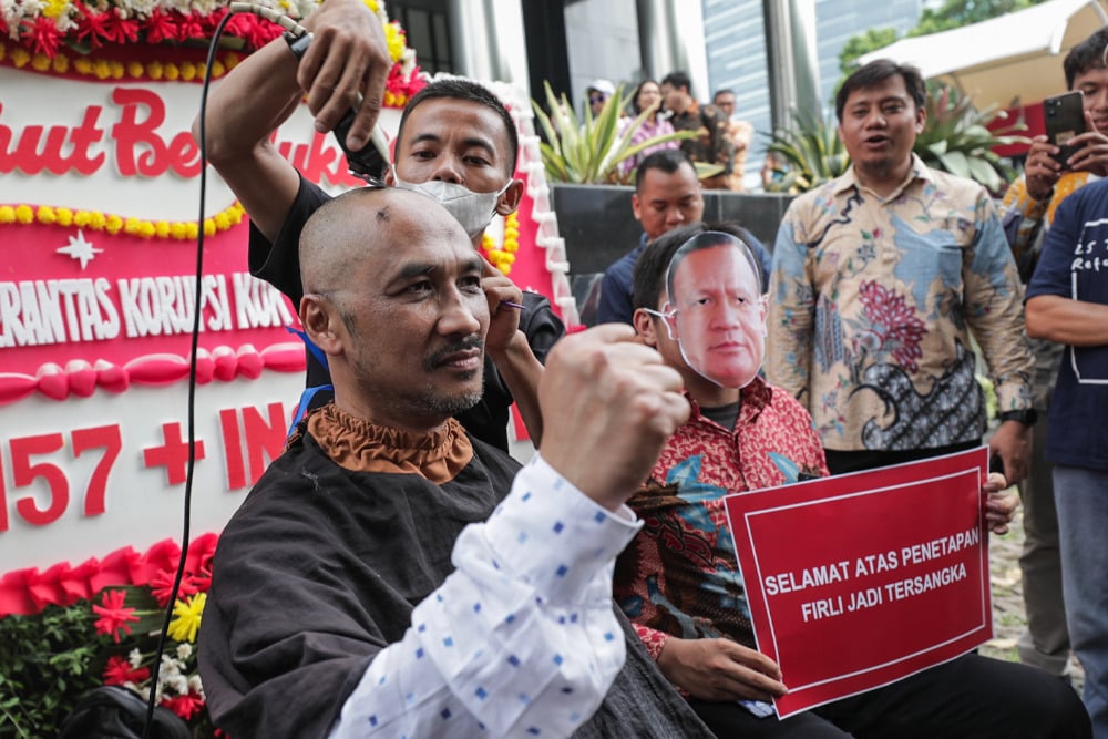 Koalisi Masyarakat Sipil Anti Korupsi Gelar Aksi Damai Di Gedung Merah ...