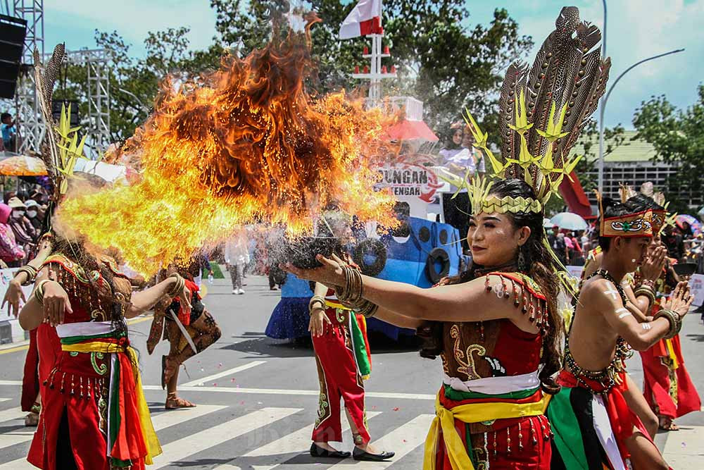 Parade Karnaval Festival Budaya Isen Mulang 2024