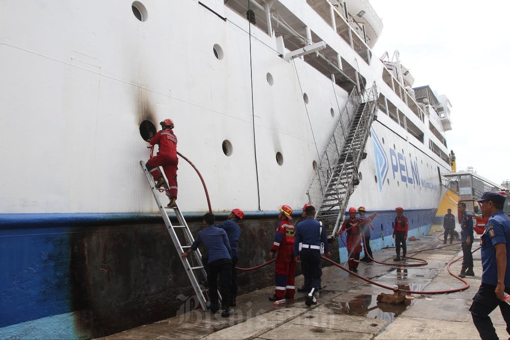 KM Umsini Terbakar Saat Sandar Di Pelabuhan Makassar