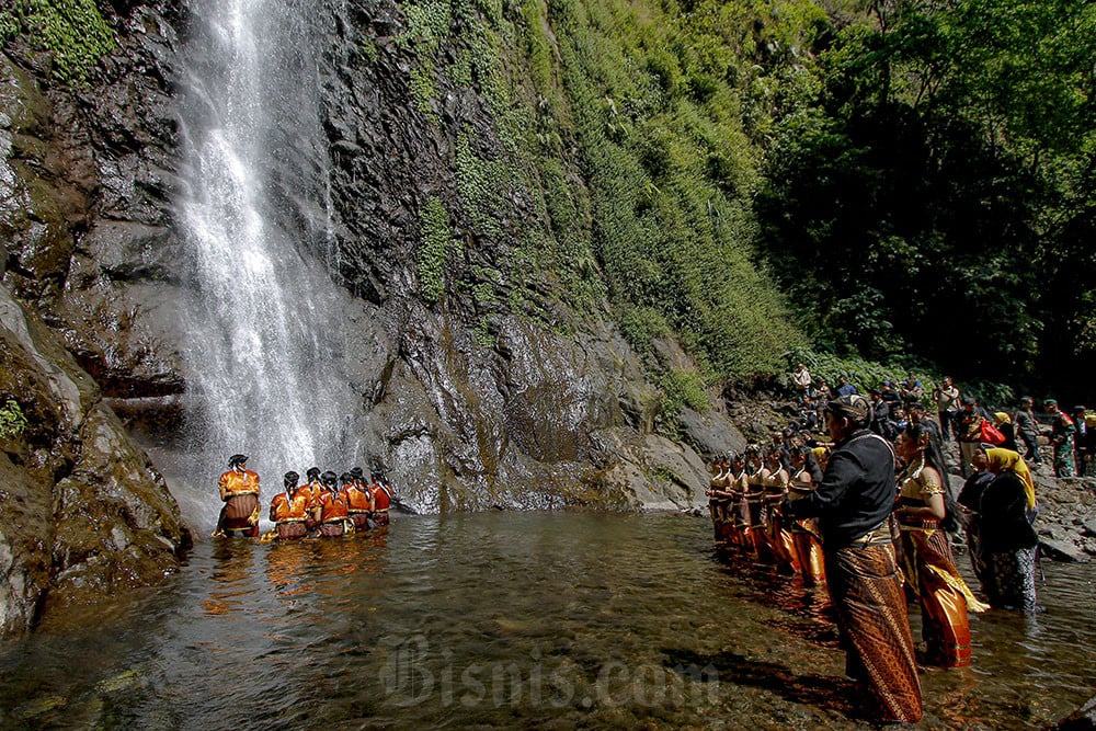 Ritual Siraman Air Terjun Sedudo Di Nganjuk