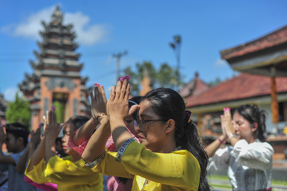Umat Hindu di Jambi Khidmat Gelar Persembahyangan Hari Raya Kuningan di Pura Giri Indra Lokha