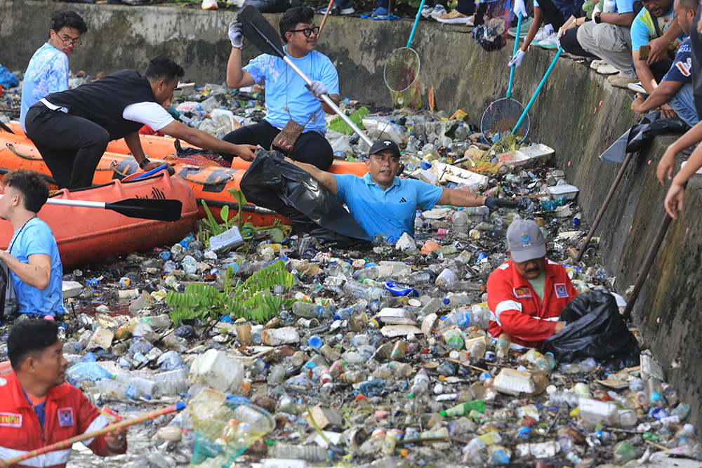 Pandawara Group dan Warga Gelar Aksi Bakti untuk Bumi di Aceh Barat, Bersihkan Sungai dari Sampah
