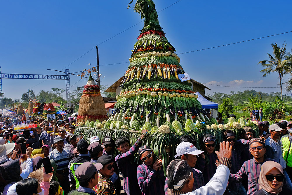 Ribuan Warga Ikuti Kirab Grebeg Suro, Berebut Gunungan Hasil Bumi di Temanggung