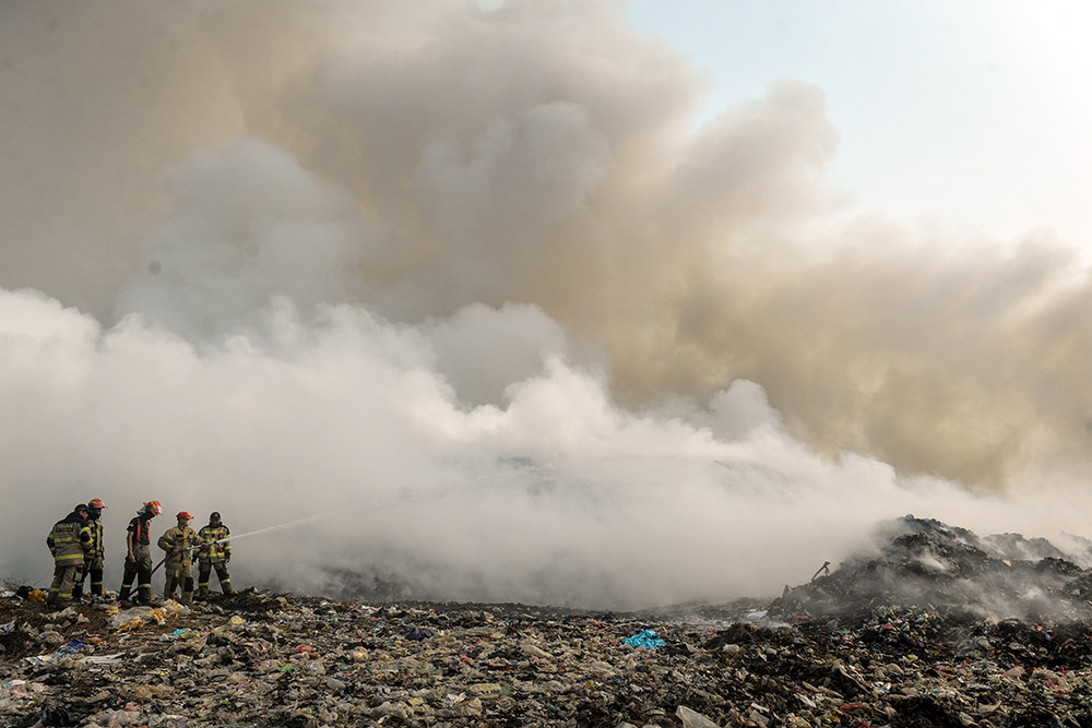 Petugas Padamkan Kebakaran TPA Jatiwaringin, BPBD Kerahkan 45 Personel