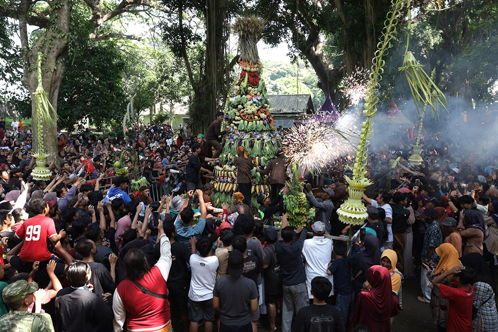 Warga Berebut Lima Gunungan Hasil Bumi dalam Tradisi Kebur Ubalan di Kediri