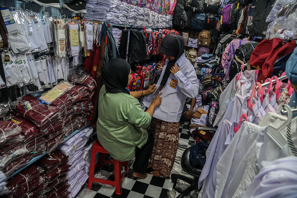 Penjualan Seragam Sekolah Naik Tiga Kali Lipat Jelang Tahun Ajaran Baru 2026/2027