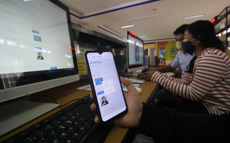 Petugas mendampingi warga yang melakukan pendaftaran calon peserta Kartu Prakerja di LTSA-UPT P2TK di Surabaya, Jawa Timur, Senin (13/4/2020)./ANTARA FOTO-Moch Asim
