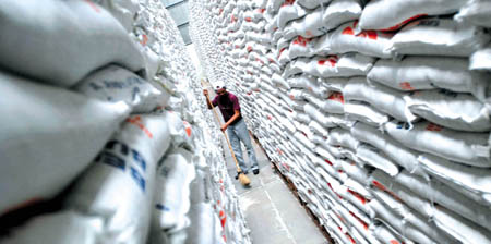  Bulog Jabar hentikan serapan beras