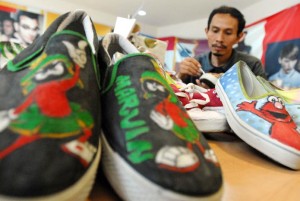  Tampil beda dengan sepatu lukis