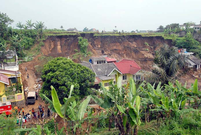  FOTO: Longsor Cihanjuang