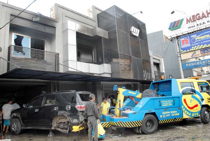  FOTO: Kebakaran bengkel mobil Megah Jaya