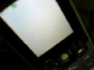  Bang Jasmin HP Sony Ericsson W5501 layarnya putih, kenapa?