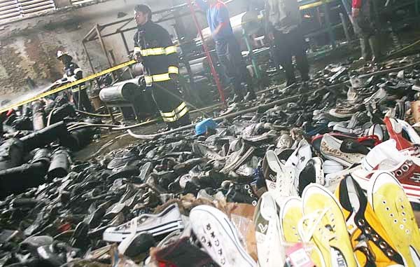  FOTO: Kebakaran pabrik sepatu PT Sinar Runerindo