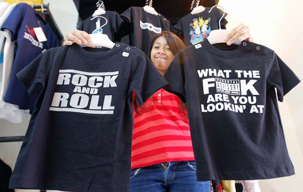  FOTO: Kaos anak tema metal