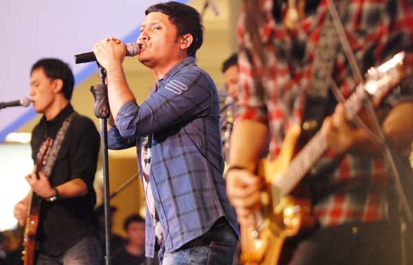  FOTO: Andra The Backbone meriahkan Petik Hadiah Bank bjb 