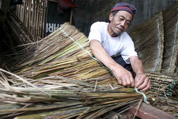  FOTO:Perajin atap Alang-alang