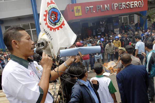  FOTO: Buruh cimahi tolak kenaikan TDL Industri