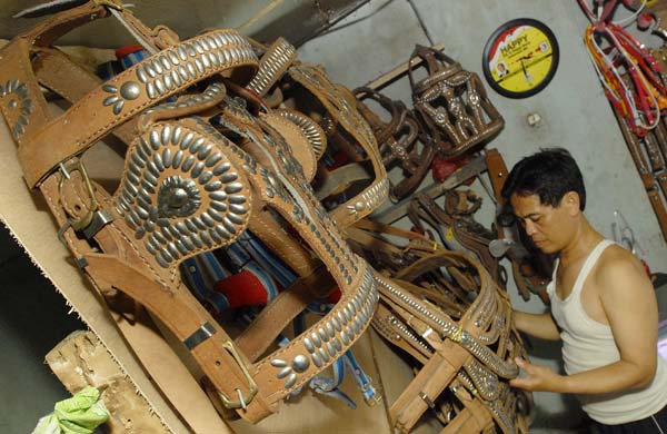  FOTO: Penjual Perlengkapan Kuda Delman di Bandung