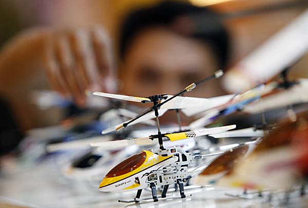 FOTO: Mainan helikopter produk China