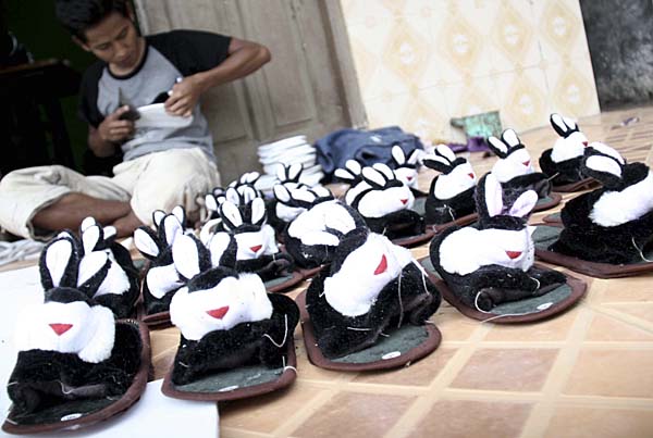  FOTO: Perajin sandal boneka Kab. Bandung