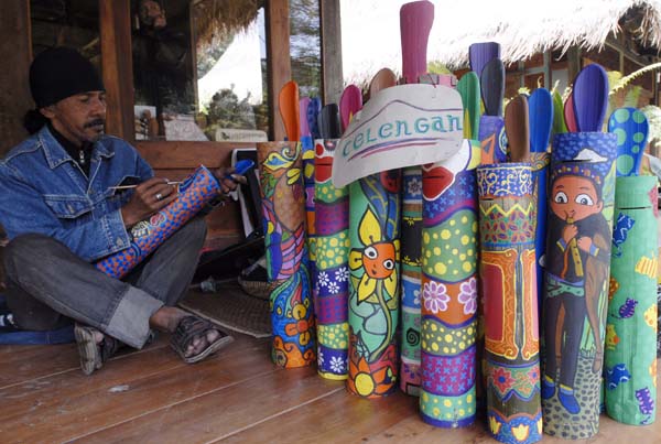  FOTO: Perajin celengan bambu lukis